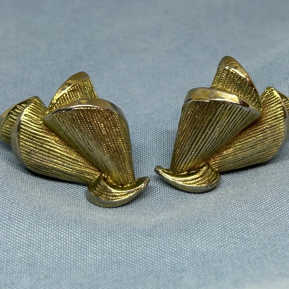 Carnegie gold tone clip vintage style earrings - Picture 1 of 5
